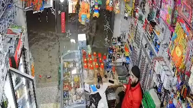 Okamžite izraelský vojak hádže omračujúci granát na obchod neďaleko Ramalláhu | Newsfeed
