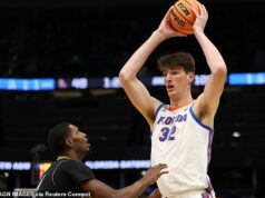 Olivier Rioux z Floridy, najvyšší hráč v histórii univerzitného basketbalu, prevyšuje 6 stôp a 8 stôp v marci Madness súpera, keď sa obhajca majstrovstiev hodí na víťazstvo Floridský gigant Olivier Rioux sa oficiálne stal najvyšším hráčom v hre March Madness