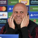 ISTANBUL, TURKIYE - 9. marca: Hlavný tréner Liverpoolu Arne Slot hovorí počas tlačovej konferencie v RAMS Parku pred prvým zápasom 16. kola Ligy majstrov UEFA proti Galatasaray v Istanbule v Turkiye 9. marca 2026. (Foto: Arife Karakum/Anadolu cez Getty Images)