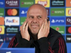 Osem hráčov mohlo vynechať remízu Galatasaray vs Liverpool, pretože Arne Slot vylučuje dve hviezdy ISTANBUL, TURKIYE - 9. marca: Hlavný tréner Liverpoolu Arne Slot hovorí počas tlačovej konferencie v RAMS Parku pred prvým zápasom 16. kola Ligy majstrov UEFA proti Galatasaray v Istanbule v Turkiye 9. marca 2026. (Foto: Arife Karakum/Anadolu cez Getty Images)