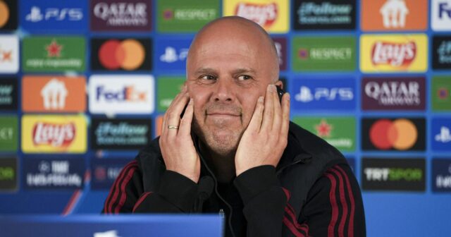 ISTANBUL, TURKIYE - 9. marca: Hlavný tréner Liverpoolu Arne Slot hovorí počas tlačovej konferencie v RAMS Parku pred prvým zápasom 16. kola Ligy majstrov UEFA proti Galatasaray v Istanbule v Turkiye 9. marca 2026. (Foto: Arife Karakum/Anadolu cez Getty Images)