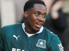 Oseni ukazuje presvedčenie za gólom – Cleverley Hráči Plymouthu Argyle oslavujú víťazstvo nad Huddersfield Town