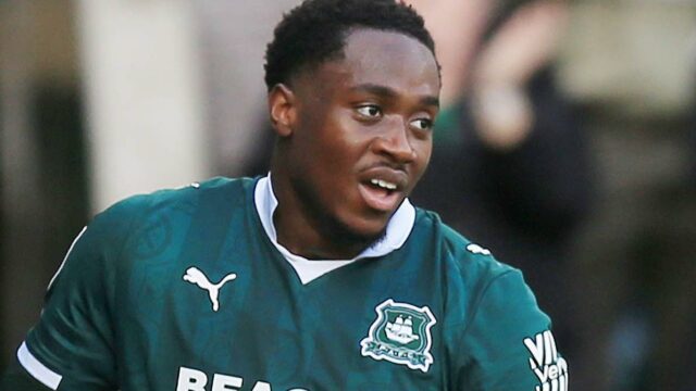 Oseni ukazuje presvedčenie za gólom - Cleverley Hráči Plymouthu Argyle oslavujú víťazstvo nad Huddersfield Town