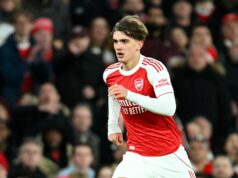 Otec Maxa Dowmana spustí nahnevanú tirádu niekoľko hodín po tom, čo syn strelil historický gól Max Dowman z Arsenalu