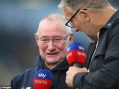 Otec Roba Burrowa zomrel po neúnavnej kampani za chorobu motorických neurónov na počesť svojho syna, legendy rugby Otec Roba Burrowsa, Geoff, zomrel vo veku 74 rokov po neúnavnej kampani za chorobu motorických neurónov
