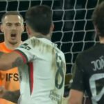 Enzo Fernandez si po vylúčení gólu PSG nahnevane hodil loptu smerom na Filipa Jorgensena po tom, čo brankár už urobil chybu pri rozohrávke zozadu.