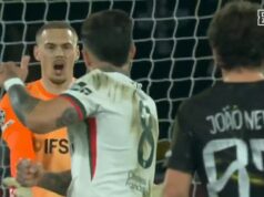 PSG 5-2 Chelsea: Nahnevaný Enzo Fernandez FUMES na Filipa Jorgensena v úlohe brankára Liama Roseniora zlyhal pri porážke, ktorá zanechala Blues na pokraji odchodu z Ligy majstrov: KIERAN GILL Enzo Fernandez si po vylúčení gólu PSG nahnevane hodil loptu smerom na Filipa Jorgensena po tom, čo brankár už urobil chybu pri rozohrávke zozadu.