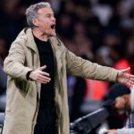 Folarin Balogun z AS Monaco oslavuje tretí gól svojho tímu so Sebastienom Pocognolim.