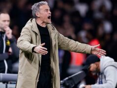 PSG porazilo Monako, no v Ligue 1 má stále náskok štyroch bodov Folarin Balogun z AS Monaco oslavuje tretí gól svojho tímu so Sebastienom Pocognolim.