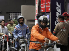 Panika na čerpacích staniciach v Pakistane kvôli vojne v Iráne | Ropa a plyn Panika na čerpacích staniciach v Pakistane kvôli vojne v Iráne | Ropa a plyn