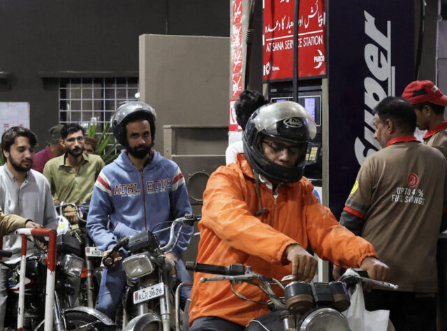 Panika na čerpacích staniciach v Pakistane kvôli vojne v Iráne | Ropa a plyn
