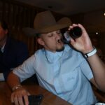 Patrick Mahomes bol videný, ako si vychutnával pivo na svadbe svojho priateľa