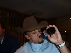 Patrick Mahomes drví pivo počas zotavovania sa z ACL, keď manželka Brittany omráči na svadbe priateľa Patrick Mahomes bol videný, ako si vychutnával pivo na svadbe svojho priateľa