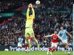 Paul Scholes trafil klinec po hlavičke cez Kepu, keď Bukayo Saka a Arsenal zvolali „posadnutosť“ Paul Scholes