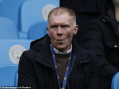 Paul Scholes tvrdí, že Anfield je jedným z najľahších miest na hranie, pretože prináša brutálne odstránenie Liverpoolu Arneho Slotu – a presne ukazuje, kde robia chybu Paul Scholes sa zmenil na štýl Liverpoolu pod vedením Arneho Slotu uprostred ich slabej formy