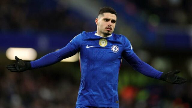 Pedro Neto čelí novej hrozbe zákazu Chelsea po návrate z trestu Arsenalu
