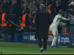 Pedro Neto unikol červenej karte po tom, čo na konci prehry Chelsea v Paríži 5:2 Ztlačil chlapca s loptou PSG na zem. Pedro Neto unikol červenej karte po tom, čo na konci prehry Chelsea v Paríži 5:2 Ztlačil chlapca s loptou PSG na zem.