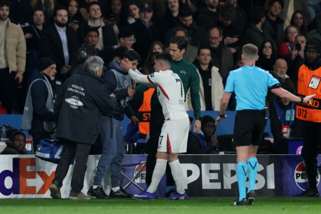 Pedro Neto z Chelsea sa vyhne trestu za strkanie do lopty, ktorý je k dispozícii proti PSG
