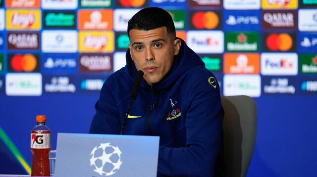 Pedro Porro z Tottenhamu Hotspur sa zúčastňuje na svojej tlačovej konferencii pred zápasom Ligy majstrov UEFA 2025/26 proti Atleticu de Madrid v Riyadh Air Metropolitano 9. marca 2026 v Madride, Španielsko.