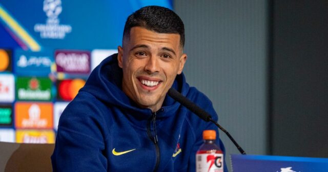 Pedro Porro počas svojej tlačovej konferencie pred zápasom 16. kola Ligy majstrov medzi Tottenhamom Hotspur a Atleticom de Madrid na ihrisku Riyadh Air Metropolitano