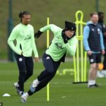 Erling Haaland na tréningu predtým, ako Manchester City odletel do Španielska na kľúčový zápas