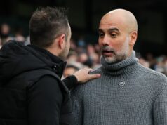 Pep Guardiola povedal Tottenhamu presne to, čo chcú počuť o Robertovi De Zerbim Josep 'Pep' Guardiola, manažér Manchestru City, objíma Roberta De Zerbiho, manažéra Brightonu a Hove Albion, počas zápasu Premier League medzi Manchester City a Brighton & Hove Albion na Etihad Stadium 21. októbra 2023 v Manchestri v Anglicku.