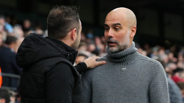 Josep 'Pep' Guardiola, manažér Manchestru City, objíma Roberta De Zerbiho, manažéra Brightonu a Hove Albion, počas zápasu Premier League medzi Manchester City a Brighton & Hove Albion na Etihad Stadium 21. októbra 2023 v Manchestri v Anglicku.