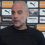 MANCHESTER, ANGLICKO - 9. NOVEMBRA: Arne Slot, manažér Liverpoolu, a Pep Guardiola, manažér Manchestru City, sa stretávajú pred zápasom Premier League medzi Manchestrom City a Liverpoolom na Etihad Stadium 9. novembra 2025 v Manchestri v Anglicku. (Foto: Michael Regan/Getty Images)