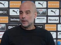 Pep Guardiola si nárokuje Arsenal po tom, čo tréner Liverpoolu Arne Slot nariekal nad trendom MANCHESTER, ANGLICKO - 9. NOVEMBRA: Arne Slot, manažér Liverpoolu, a Pep Guardiola, manažér Manchestru City, sa stretávajú pred zápasom Premier League medzi Manchestrom City a Liverpoolom na Etihad Stadium 9. novembra 2025 v Manchestri v Anglicku. (Foto: Michael Regan/Getty Images)