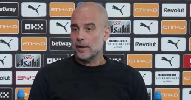 Pep Guardiola si nárokuje Arsenal po tom, čo tréner Liverpoolu MANCHESTER, ANGLICKO - 9. NOVEMBRA: Arne Slot, manažér Liverpoolu, a Pep Guardiola, manažér Manchestru City, sa stretávajú pred zápasom Premier League medzi Manchestrom City a Liverpoolom na Etihad Stadium 9. novembra 2025 v Manchestri v Anglicku. (Foto: Michael Regan/Getty Images)