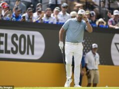 Phil Mickelson prežíva brutálny návrat ku golfu po emotívnej správe o záhadnej neprítomnosti so svojou manželkou Po štyroch vynechaných podujatiach sa Phil Mickelson vo štvrtok v Juhoafrickej republike konečne vrátil ku golfu