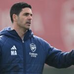 Tréner Arsenalu Mikel Arteta počas tréningu