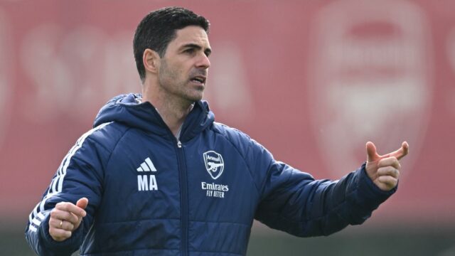 Tréner Arsenalu Mikel Arteta počas tréningu