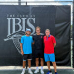 Danny Kerznerman, Roger Federer a Jay Berger (zľava) nedávno pózovali v The Club na kurtoch Ibis.