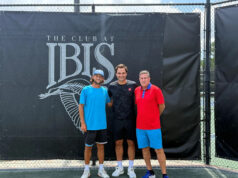 Pickleball, paddle ball sa v country kluboch stáva rovnako populárnym ako golf Danny Kerznerman, Roger Federer a Jay Berger (zľava) nedávno pózovali v The Club na kurtoch Ibis.