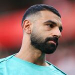 Útočník Liverpoolu Mohamed Salah sa pozerá pred zápasom Premier League