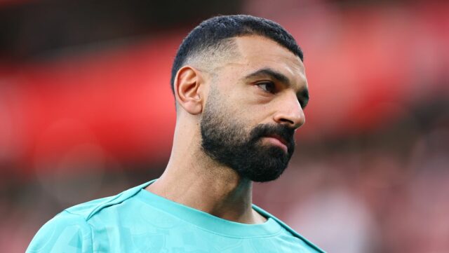 Útočník Liverpoolu Mohamed Salah sa pozerá pred zápasom Premier League