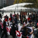 Polícia strieľa z vodných diel na študentský protest v Čile | Protesty