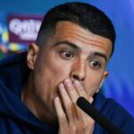 Porro preruší ticho po tom, čo udrel do vydlabanej stoličky a zdá sa, že kričí na Tudora