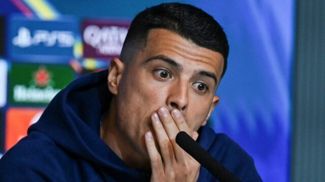 Porro preruší ticho po tom, čo udrel do vydlabanej stoličky a zdá sa, že kričí na Tudora
