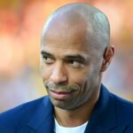 Edu z Arsenalu, Thierry Henry z Arsenalu Lauren z Arsenalu a Denis Bergkamp z Arsenalu oslavujú počas zápasu Premier League medzi Arsenalom a Chelsea na Highbury 18. októbra 2003 v Londýne v Anglicku.