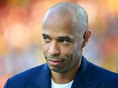 Postavil som spoluhráča z Arsenalu na jeho miesto potom, čo som ho obvinil z nerešpektovania Thierryho Henryho. Edu z Arsenalu, Thierry Henry z Arsenalu Lauren z Arsenalu a Denis Bergkamp z Arsenalu oslavujú počas zápasu Premier League medzi Arsenalom a Chelsea na Highbury 18. októbra 2003 v Londýne v Anglicku.