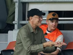 Pozrite sa na moment, keď sa Tom Hanks stane čestným Austrálčanom, keď sa dostane do centra pozornosti na zápase AFL Tom Hanks je zobrazený, ako priamo napodobňuje signál ruky bránkového rozhodcu počas sobotňajšieho zápasu GWS vs Hawthorn AFL.