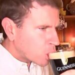 Meteorológ z východu slnka Sam Mac uskutočnil virálnu výzvu TikTok „rozdelenie G“ naživo vo vysielaní, keď v utorok oslavoval Deň svätého Patrika