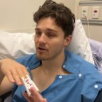 Hviezda NRL Luke Metcalf je zobrazený na snímke z videa, ktoré ukazuje, ako sa snaží vysvetliť hernú taktiku krátko po prebudení z operácie.