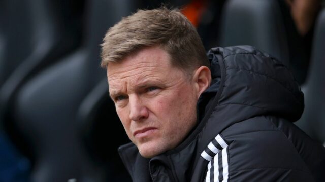 NEWCASTLE UPON TYNE, ANGLICKO – 22. marca: Eddie Howe, manažér Newcastle United na lavičke pred zápasom Premier League medzi Newcastle United a Sunderlandom v St James' Park 22. marca 2026 v Newcastle upon Tyne v Anglicku. (Foto: Ed Sykes/Sportsphoto/Allstar cez Getty Images)