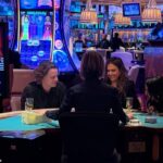 Zdá sa, že na širokom zdieľanom obrázku sú Joe Burrow (vľavo) a Jessica Alba vonku v Las Vegas