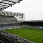 Pohľad z vonku na St James' Park počas zápasu Newcastlu United proti Manchestru City v novembri 2025.