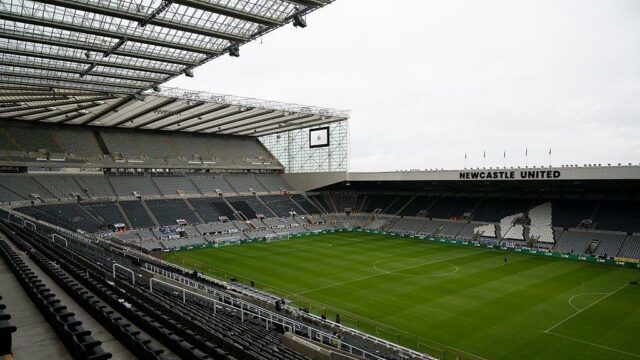 Prečo Newcastle a Sunderland nemajú vonkajších fanúšikov na ihrisku Pohľad z vonku na St James' Park počas zápasu Newcastlu United proti Manchestru City v novembri 2025.