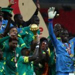 Hráči Senegalu oslavujú s trofejou po víťazstve na Africkom pohári národov